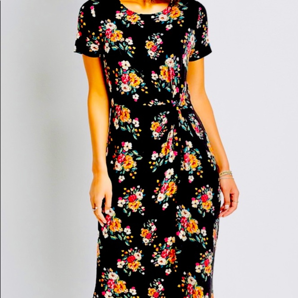 Women's floral dress with a side slit. Size M. Brand new. Excellent condition.